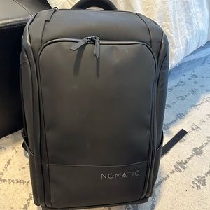 Nomatic 20L Backpack - Black, Expandable - with detachable Hip Belts